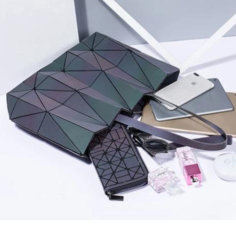 Atstarojoša krāsu mainoša rokassoma "Svaja" – klasika ar modernu pieskaņu