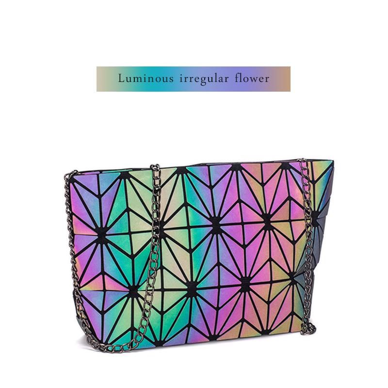 Reflektinė-spalvas-keičianti-rankinė-su-grandinėle-'Aušrinė'