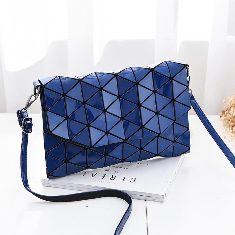 Reflektinė-spalvas-keičianti-rankinė-'Šviesa'