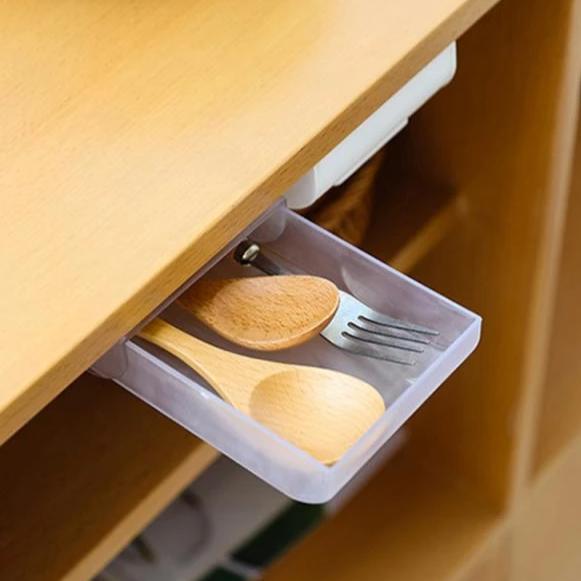 Priklijuojamas-stalčius