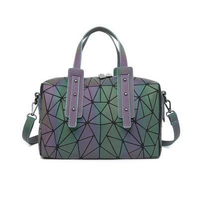 Reflektinė-spalvas-keičianti-rankinė-'Eliza'