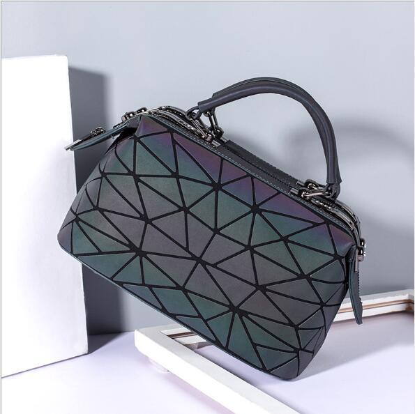 Reflektinė-spalvas-keičianti-rankinė-'Eliza'