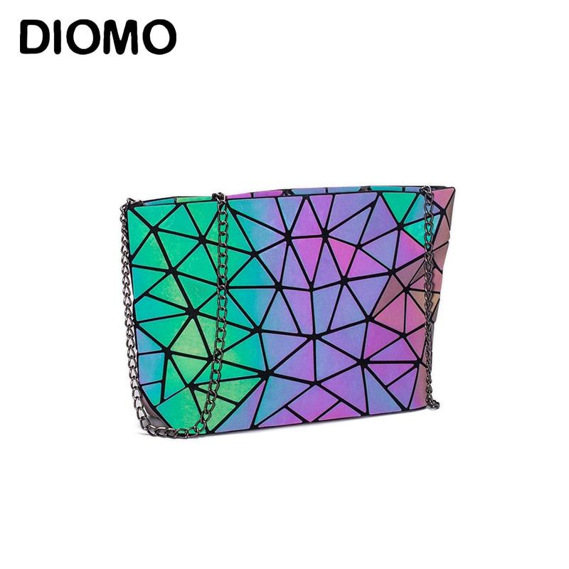 Reflektinė-spalvas-keičianti-rankinė-su-grandinėle-'Aušrinė'